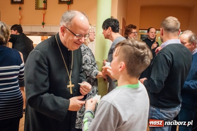 Zdjęcie w galerii na portalu naszraciborz.pl: Jasełka, opłatek i Sto lat dla biskupa, czyli wigilia w Ośrodku dla Niesłyszących wiadomości z regionu
