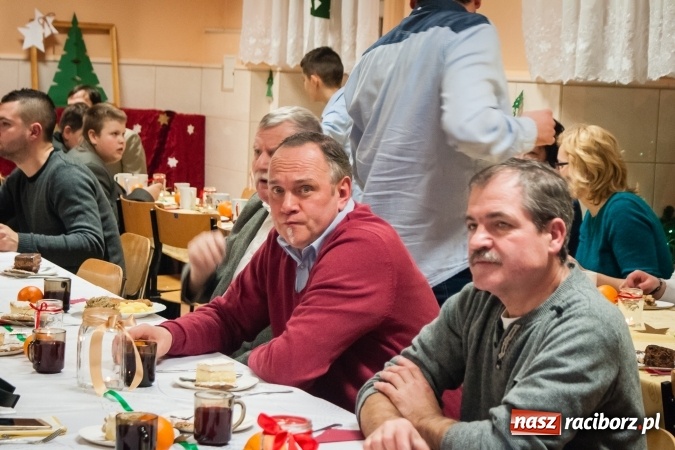 Zdjęcie w galerii na portalu naszraciborz.pl: Jasełka, opłatek i Sto lat dla biskupa, czyli wigilia w Ośrodku dla Niesłyszących wiadomości z regionu