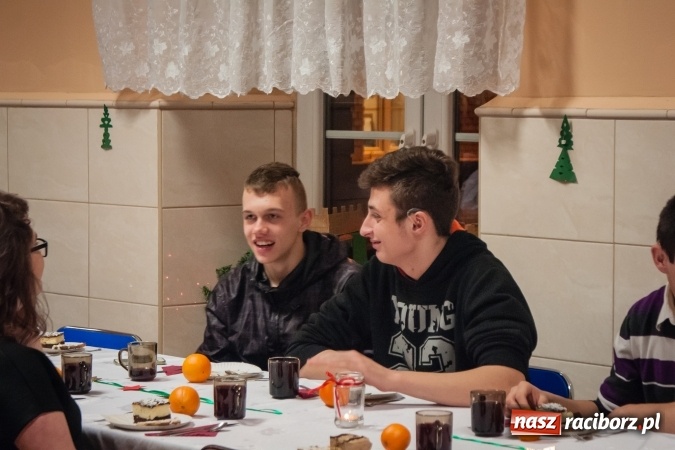 Zdjęcie w galerii na portalu naszraciborz.pl: Jasełka, opłatek i Sto lat dla biskupa, czyli wigilia w Ośrodku dla Niesłyszących wiadomości z regionu