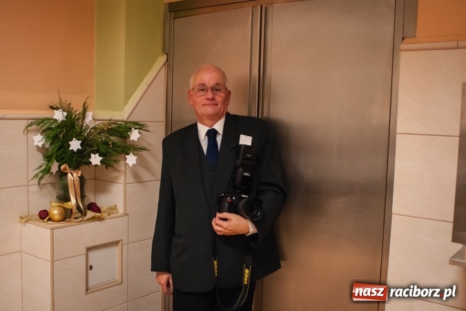 Zdjęcie w galerii na portalu naszraciborz.pl: Jasełka, opłatek i Sto lat dla biskupa, czyli wigilia w Ośrodku dla Niesłyszących wiadomości z regionu