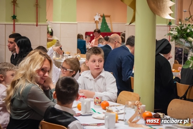 Zdjęcie w galerii na portalu naszraciborz.pl: Jasełka, opłatek i Sto lat dla biskupa, czyli wigilia w Ośrodku dla Niesłyszących wiadomości z regionu