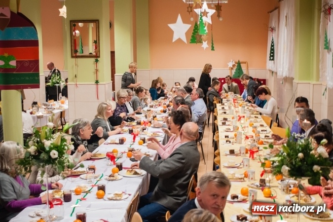 Zdjęcie w galerii na portalu naszraciborz.pl: Jasełka, opłatek i Sto lat dla biskupa, czyli wigilia w Ośrodku dla Niesłyszących wiadomości z regionu