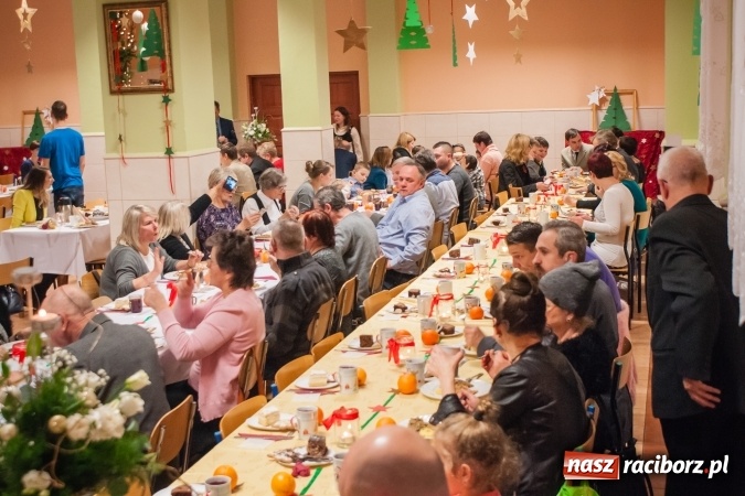 Zdjęcie w galerii na portalu naszraciborz.pl: Jasełka, opłatek i Sto lat dla biskupa, czyli wigilia w Ośrodku dla Niesłyszących wiadomości z regionu