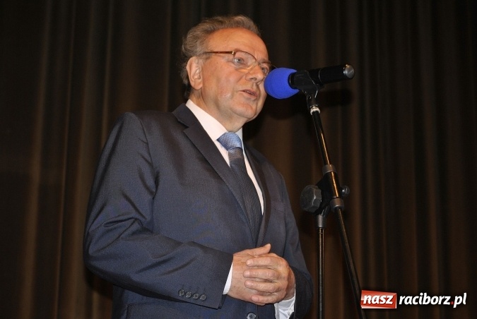 Zdjęcie w galerii na portalu naszraciborz.pl: Zgrana paka spod trzepaka na deskach Raciborskiego Centrum Kultury  wiadomości z regionu