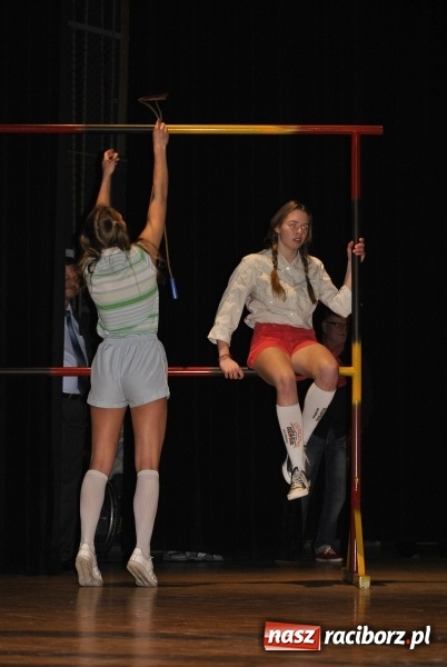 Zdjęcie w galerii na portalu naszraciborz.pl: Zgrana paka spod trzepaka na deskach Raciborskiego Centrum Kultury  wiadomości z regionu