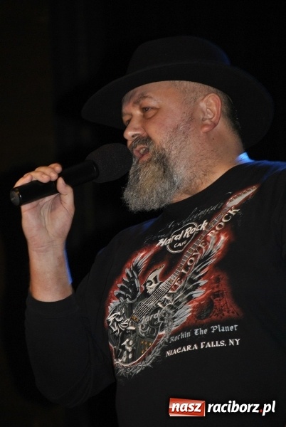 Zdjęcie w galerii na portalu naszraciborz.pl: Zgrana paka spod trzepaka na deskach Raciborskiego Centrum Kultury  wiadomości z regionu