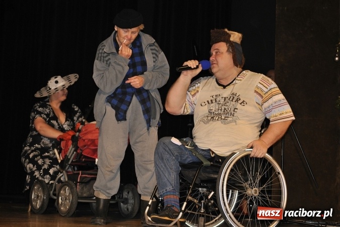 Zdjęcie w galerii na portalu naszraciborz.pl: Zgrana paka spod trzepaka na deskach Raciborskiego Centrum Kultury  wiadomości z regionu