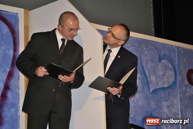 Zdjęcie w galerii na portalu naszraciborz.pl: Zgrana paka spod trzepaka na deskach Raciborskiego Centrum Kultury  wiadomości z regionu