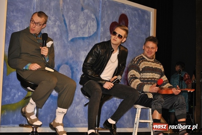 Zdjęcie w galerii na portalu naszraciborz.pl: Zgrana paka spod trzepaka na deskach Raciborskiego Centrum Kultury  wiadomości z regionu