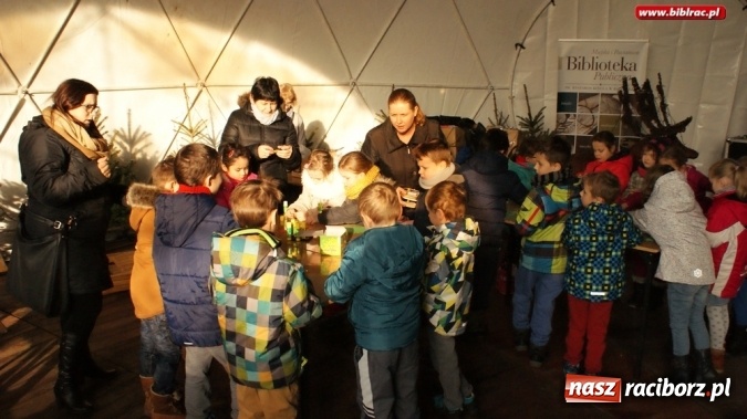 Zdjęcie w galerii na portalu naszraciborz.pl: Biblioteka na jarmarku bożonarodzeniowym wiadomości z regionu