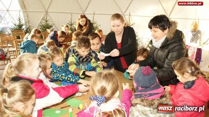 Zdjęcie w galerii na portalu naszraciborz.pl: Biblioteka na jarmarku bożonarodzeniowym wiadomości z regionu