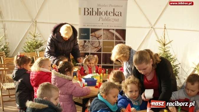 Zdjęcie w galerii na portalu naszraciborz.pl: Biblioteka na jarmarku bożonarodzeniowym wiadomości z regionu