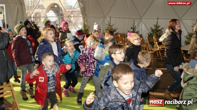 Zdjęcie w galerii na portalu naszraciborz.pl: Biblioteka na jarmarku bożonarodzeniowym wiadomości z regionu