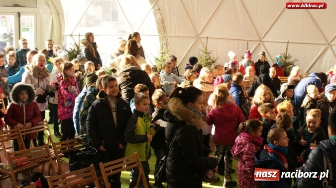 Zdjęcie w galerii na portalu naszraciborz.pl: Biblioteka na jarmarku bożonarodzeniowym wiadomości z regionu