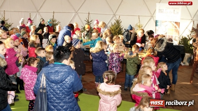Zdjęcie w galerii na portalu naszraciborz.pl: Biblioteka na jarmarku bożonarodzeniowym wiadomości z regionu