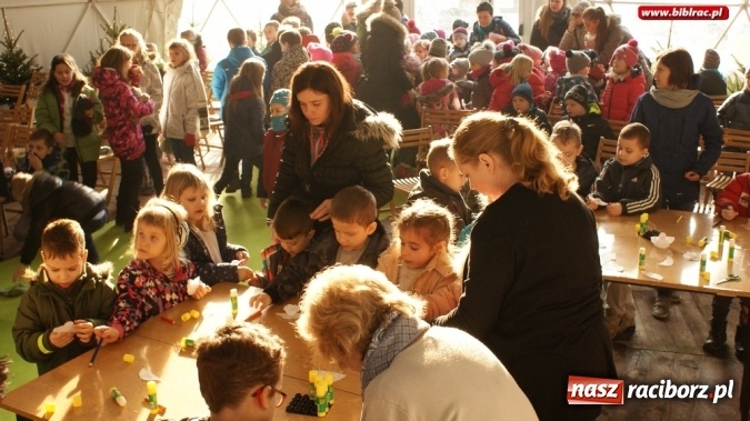 Zdjęcie w galerii na portalu naszraciborz.pl: Biblioteka na jarmarku bożonarodzeniowym wiadomości z regionu
