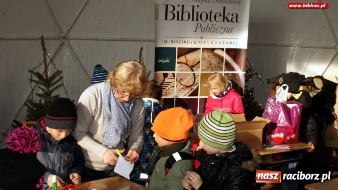Zdjęcie w galerii na portalu naszraciborz.pl: Biblioteka na jarmarku bożonarodzeniowym wiadomości z regionu