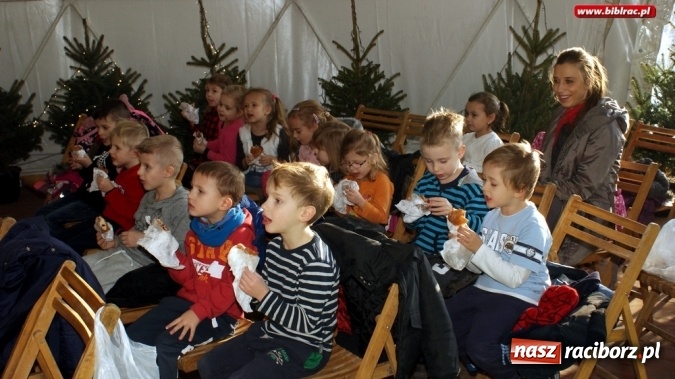Zdjęcie w galerii na portalu naszraciborz.pl: Biblioteka na jarmarku bożonarodzeniowym wiadomości z regionu