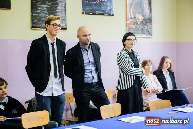 Zdjęcie w galerii na portalu naszraciborz.pl: XVIII Powiatowy Konkurs Wiem wszystko o Mickiewiczu w II LO wiadomości z regionu