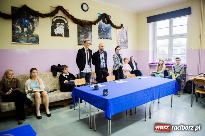 Zdjęcie w galerii na portalu naszraciborz.pl: XVIII Powiatowy Konkurs Wiem wszystko o Mickiewiczu w II LO wiadomości z regionu