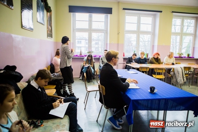 Zdjęcie w galerii na portalu naszraciborz.pl: XVIII Powiatowy Konkurs Wiem wszystko o Mickiewiczu w II LO wiadomości z regionu