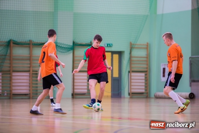 Zdjęcie w galerii na portalu naszraciborz.pl: Makroregionalny Turniej Halowej Piłki Nożnej Chłopców Szkół Ponadgimnazjalnych wiadomości z regionu