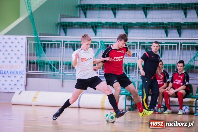 Zdjęcie w galerii na portalu naszraciborz.pl: Makroregionalny Turniej Halowej Piłki Nożnej Chłopców Szkół Ponadgimnazjalnych wiadomości z regionu