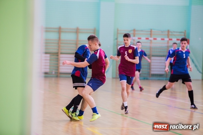 Zdjęcie w galerii na portalu naszraciborz.pl: Makroregionalny Turniej Halowej Piłki Nożnej Chłopców Szkół Ponadgimnazjalnych wiadomości z regionu