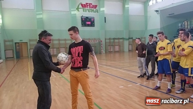 Zdjęcie w galerii na portalu naszraciborz.pl: Makroregionalny Turniej Halowej Piłki Nożnej Chłopców Szkół Ponadgimnazjalnych wiadomości z regionu