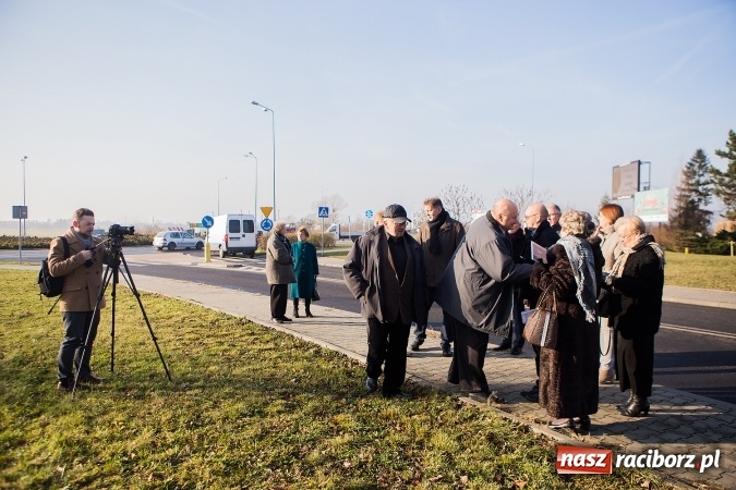 Zdjęcie w galerii na portalu naszraciborz.pl: Symboliczne nadanie imienia Jana Darowskiego rondu przy Auchan wiadomości z regionu