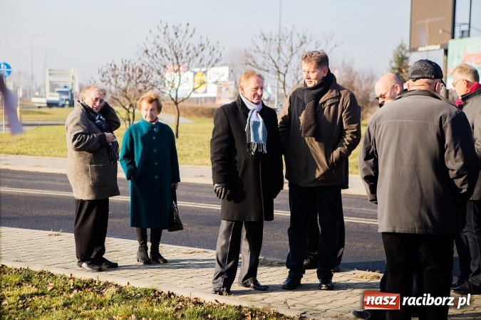 Zdjęcie w galerii na portalu naszraciborz.pl: Symboliczne nadanie imienia Jana Darowskiego rondu przy Auchan wiadomości z regionu