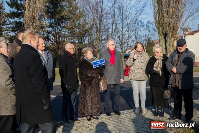 Zdjęcie w galerii na portalu naszraciborz.pl: Symboliczne nadanie imienia Jana Darowskiego rondu przy Auchan wiadomości z regionu