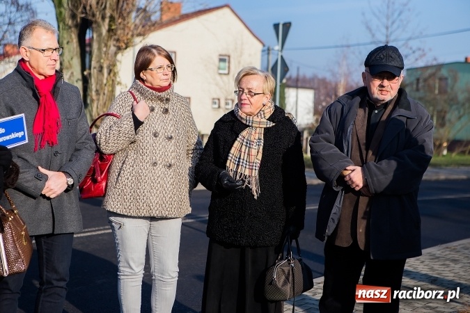 Zdjęcie w galerii na portalu naszraciborz.pl: Symboliczne nadanie imienia Jana Darowskiego rondu przy Auchan wiadomości z regionu