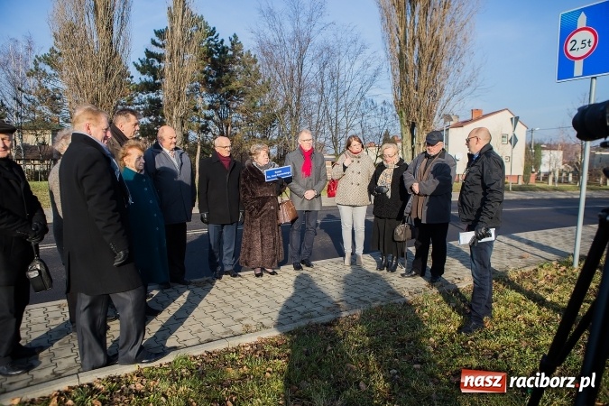 Zdjęcie w galerii na portalu naszraciborz.pl: Symboliczne nadanie imienia Jana Darowskiego rondu przy Auchan wiadomości z regionu