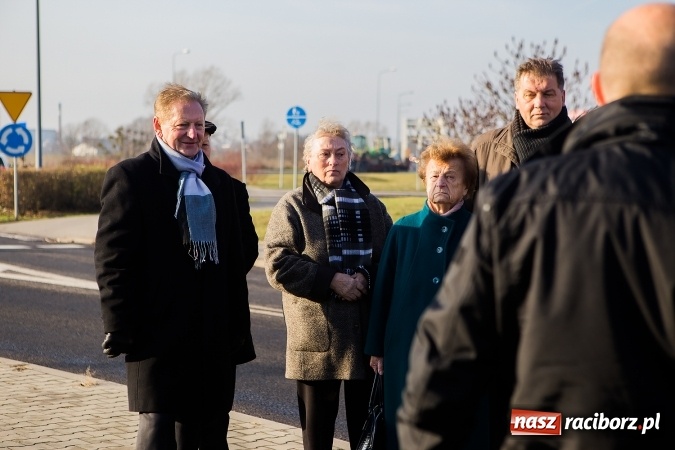 Zdjęcie w galerii na portalu naszraciborz.pl: Symboliczne nadanie imienia Jana Darowskiego rondu przy Auchan wiadomości z regionu