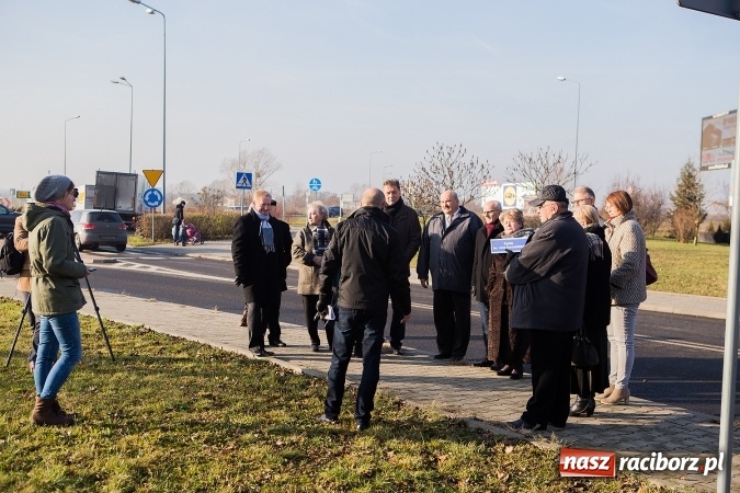 Zdjęcie w galerii na portalu naszraciborz.pl: Symboliczne nadanie imienia Jana Darowskiego rondu przy Auchan wiadomości z regionu