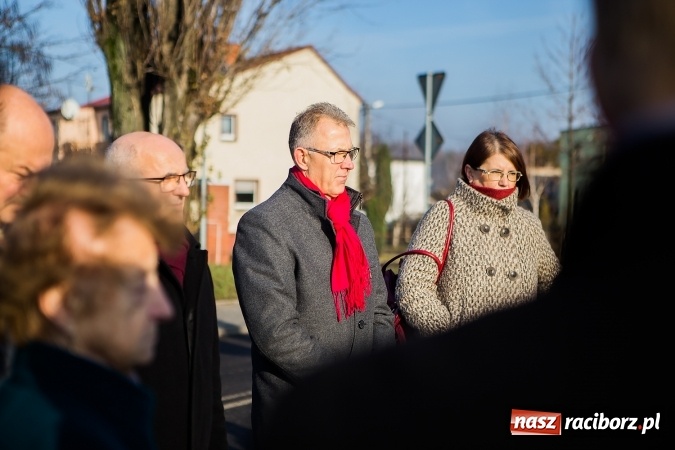 Zdjęcie w galerii na portalu naszraciborz.pl: Symboliczne nadanie imienia Jana Darowskiego rondu przy Auchan wiadomości z regionu