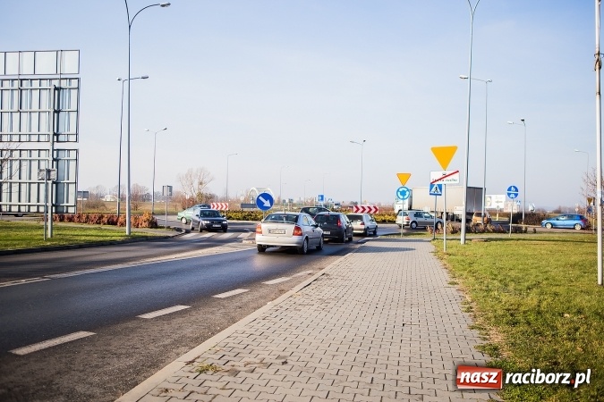 Zdjęcie w galerii na portalu naszraciborz.pl: Symboliczne nadanie imienia Jana Darowskiego rondu przy Auchan wiadomości z regionu