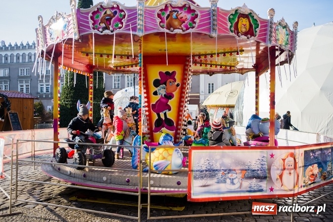 Zdjęcie w galerii na portalu naszraciborz.pl: Zdjęcia ze św. Mikołajem, wielkie gotowanie i karuzela, czyli drugi jarmarkowy weekend w Raciborzu wiadomości z regionu