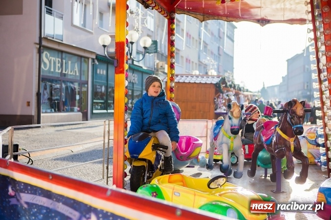 Zdjęcie w galerii na portalu naszraciborz.pl: Zdjęcia ze św. Mikołajem, wielkie gotowanie i karuzela, czyli drugi jarmarkowy weekend w Raciborzu wiadomości z regionu