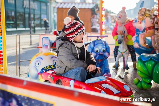 Zdjęcie w galerii na portalu naszraciborz.pl: Zdjęcia ze św. Mikołajem, wielkie gotowanie i karuzela, czyli drugi jarmarkowy weekend w Raciborzu wiadomości z regionu