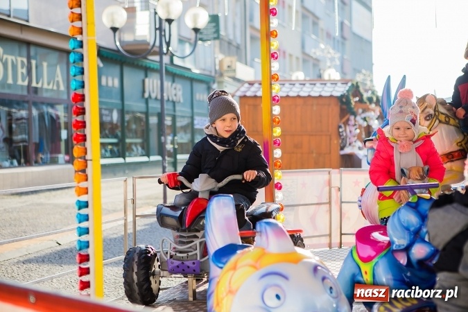 Zdjęcie w galerii na portalu naszraciborz.pl: Zdjęcia ze św. Mikołajem, wielkie gotowanie i karuzela, czyli drugi jarmarkowy weekend w Raciborzu wiadomości z regionu