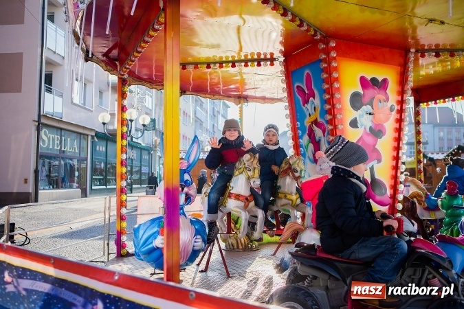 Zdjęcie w galerii na portalu naszraciborz.pl: Zdjęcia ze św. Mikołajem, wielkie gotowanie i karuzela, czyli drugi jarmarkowy weekend w Raciborzu wiadomości z regionu