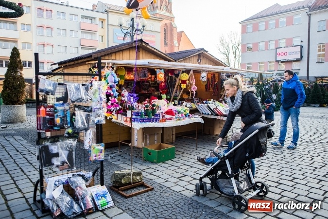 Zdjęcie w galerii na portalu naszraciborz.pl: Zdjęcia ze św. Mikołajem, wielkie gotowanie i karuzela, czyli drugi jarmarkowy weekend w Raciborzu wiadomości z regionu