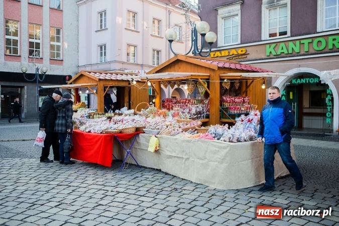 Zdjęcie w galerii na portalu naszraciborz.pl: Zdjęcia ze św. Mikołajem, wielkie gotowanie i karuzela, czyli drugi jarmarkowy weekend w Raciborzu wiadomości z regionu