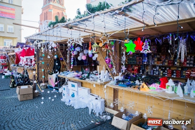 Zdjęcie w galerii na portalu naszraciborz.pl: Zdjęcia ze św. Mikołajem, wielkie gotowanie i karuzela, czyli drugi jarmarkowy weekend w Raciborzu wiadomości z regionu