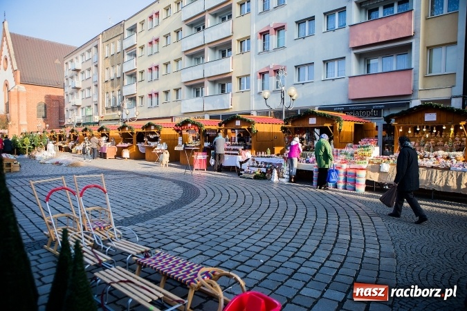 Zdjęcie w galerii na portalu naszraciborz.pl: Zdjęcia ze św. Mikołajem, wielkie gotowanie i karuzela, czyli drugi jarmarkowy weekend w Raciborzu wiadomości z regionu