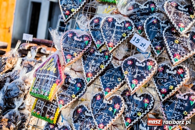 Zdjęcie w galerii na portalu naszraciborz.pl: Zdjęcia ze św. Mikołajem, wielkie gotowanie i karuzela, czyli drugi jarmarkowy weekend w Raciborzu wiadomości z regionu