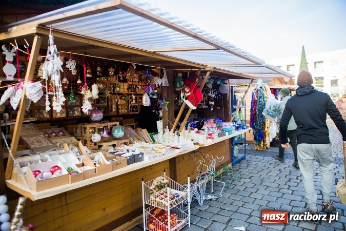 Zdjęcie w galerii na portalu naszraciborz.pl: Zdjęcia ze św. Mikołajem, wielkie gotowanie i karuzela, czyli drugi jarmarkowy weekend w Raciborzu wiadomości z regionu