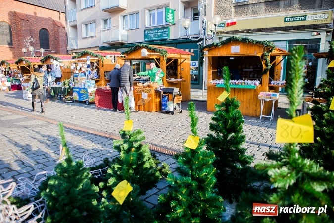 Zdjęcie w galerii na portalu naszraciborz.pl: Zdjęcia ze św. Mikołajem, wielkie gotowanie i karuzela, czyli drugi jarmarkowy weekend w Raciborzu wiadomości z regionu